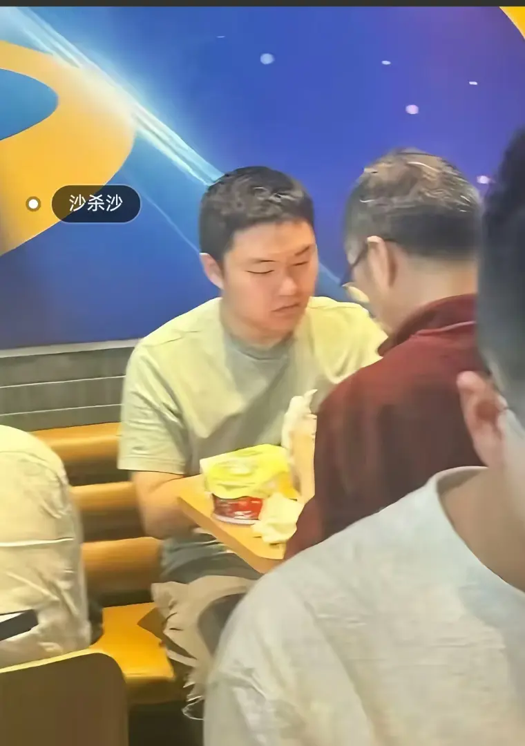 《上海第二工业大学沙哥相关事件》完整版来了！《上海第二工业大学沙哥相关事件》高清资源，沙哥砸门+汉堡哥后续，看得我直呼破防！