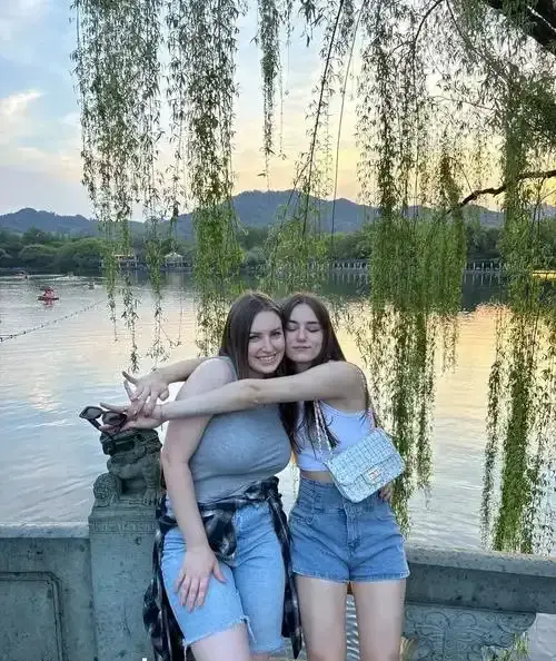 《艾玛马克斯的屈服》超清画质下的情感沉沦：未删减版《艾玛马克斯的屈服》1080P资源在线观看